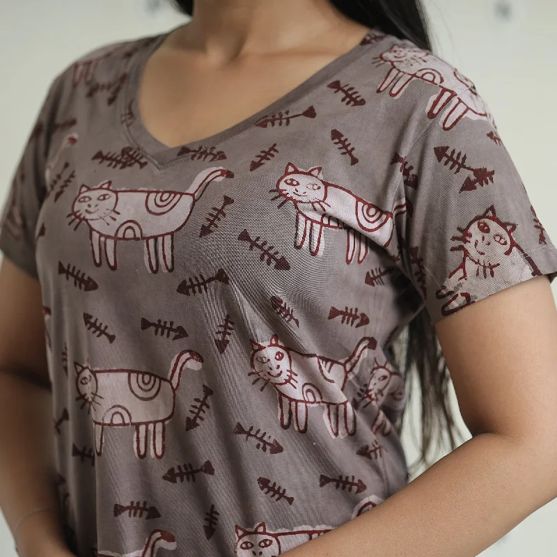 2024-072-1-21-bindaas-block-art-printed-cotton-women-v-neck-t-shirt-05