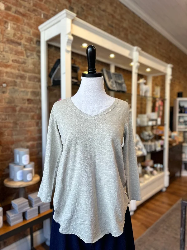 3/4 Sleeve V-Neck Tee with Curve Hem in Sand Dollar