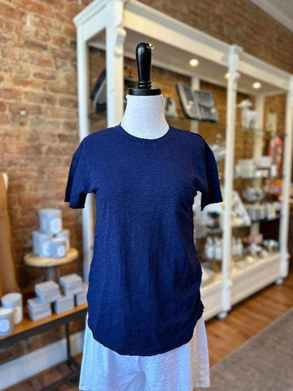 Short Sleeve Step Hem Crew Neck Tee in Navy Licorice