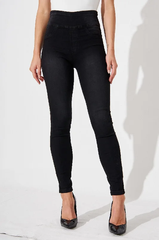 Avia High Rise Skinny Jegging In Black Denim